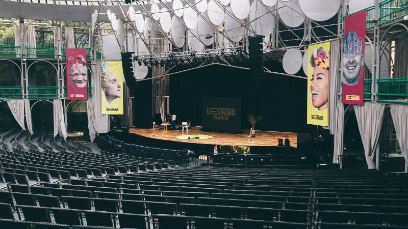 Tecnología audiovisual avanzada en el auditorio para presentaciones de productos