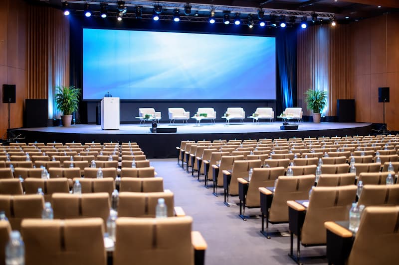 Auditorio Cartuja preparado para un congreso profesional en Sevilla con butacas escalonadas y escenario iluminado