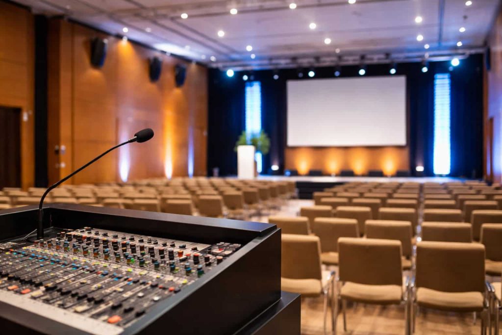 Auditorio para eventos de empresa en Sevilla con sistema de sonido e iluminación profesional
