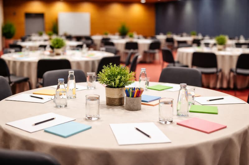 Sala Oasis del Auditorio Cartuja configurada en mesas redondas para talleres y sesiones de trabajo en equipo