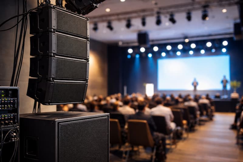 Sistema de sonido profesional instalado en el auditorio durante un evento corporativo en Sevilla